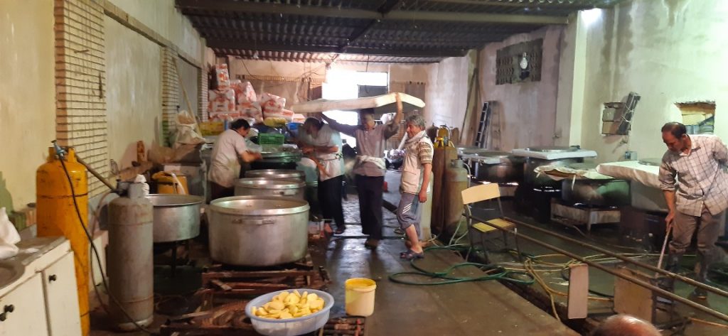 طبخ غذا برای سیل‌زدگان سیستان و بلوچستان توسط قرارگاه فرهنگی جهادی بقیه الله